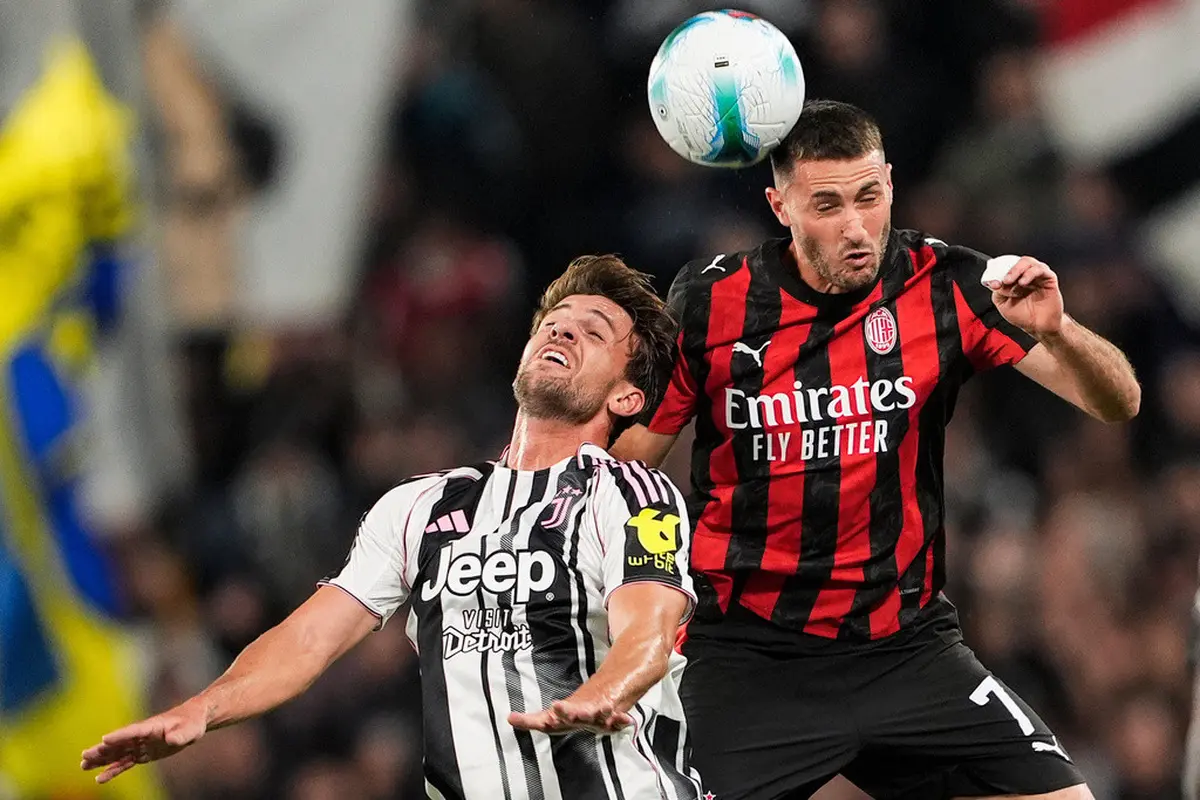 Duel udara antara Daniele Rugani dengan Santiago Gimenez di laga Juventus vs AC Milan di pekan ke enam Serie A 2025/2026 di Allianz Stadium, Senin (06/10/2025). (Marco Alpozzi/LaPresse via AP)
