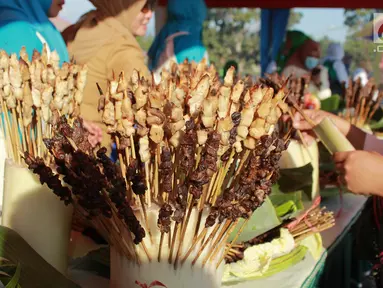 Sejumlah tusuk sate dalam memeriahkan Festival Pesona Danau Limboto di Gorontalo, Senin (24/9). Pemkab Gorontalo mencatatkan rekor Museum Rekor Dunia Indonesia (MURI) dengan meyajikan sate sebanyak 88.950 tusuk. (Liputan6.com/Arfandi Ibrahim)