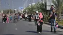 Warga sipil Gaza tersebut terlihat berjalan seraya mengibarkan bendera putih. (AP Photo/Hatem Moussa)