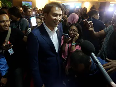 Ketua Banggar DPR Aziz Syamsuddin usai mengikuti rapat Bamus, Jakarta, Senin (11/12). Aziz  yang ditunjuk Setya Novanto menggantikan dirinya menjadi Ketua DPR mendapat penolakan lebih dari 50 persen anggota DPR Fraksi Golkar. (Liputan6.com/Johan Tallo)