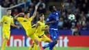 Pemain Porto, Otavio (kiri)  berebut bola dengan pemain Leicester City, Daniel Amartey pada pada lanjutan liga Champions grup G di Stadion King Power, Leicester, Rabu (28/9/2016) dini hari WIB. Leicester menang 1-0. (AP Photo/Rui Vieira)