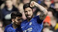 Striker Chelsea, Olivier Giroud, melakukan selebrasi usai membobol gawang Tottenham Hotspur pada laga Premier League di Stadion Stamford Bridge, Sabtu (22/2/2020). Chelsea menang 2-1 atas Tottenham Hotspur. (AP/Kirsty Wigglesworth)
