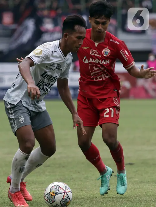 Pemain tengah Jakarta, Alfrianto Nico Saputro (kanan) berebut bola dengan pemain Bali United saat lanjutan laga BRI Liga 1 Indonesia di Stadion Patriot Chandrabhaga, Kota Bekasi, Jawa Barat, Minggu (15/1/2023). Persija unggul dramatis 3-2 di detik-detik jelang berakhirnya laga kedua tim. (Liputan6.com/Helmi Fithriansyah)