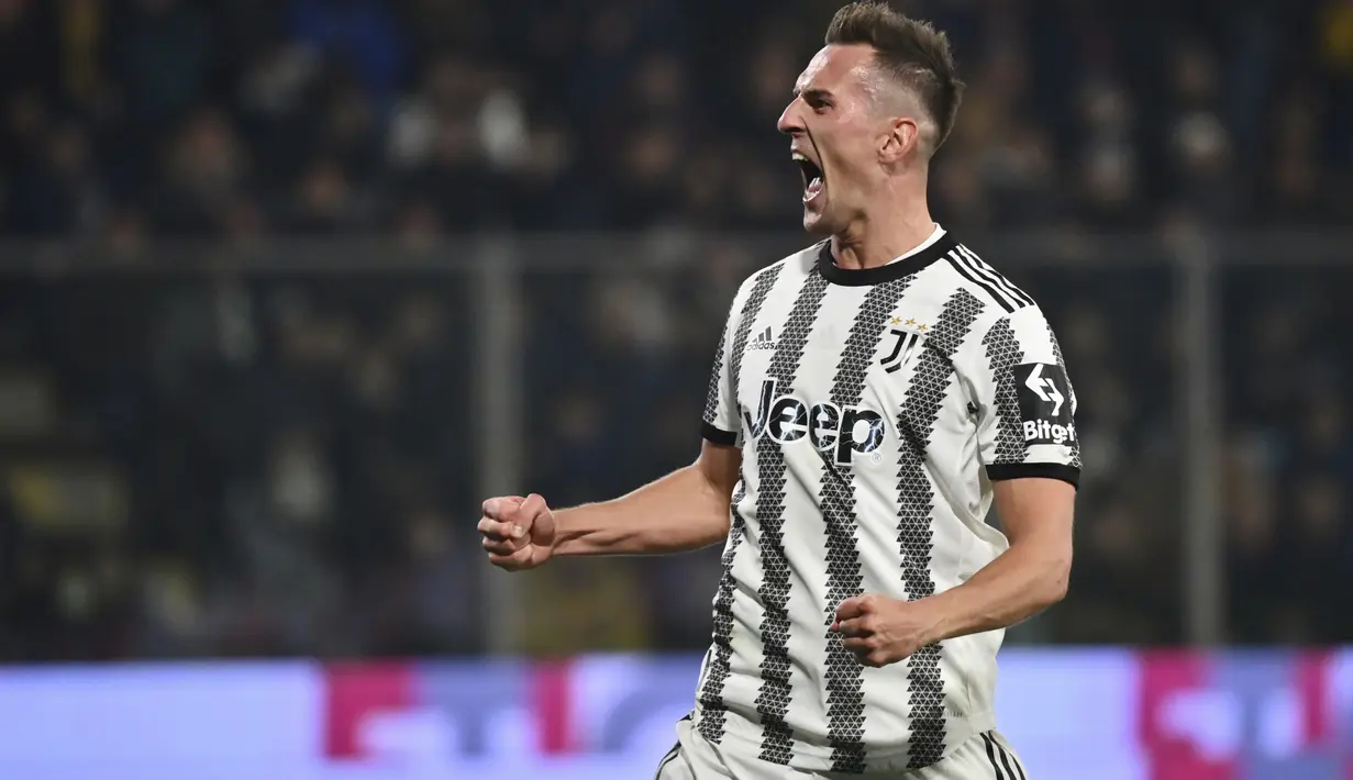 Penyerang Juventus, Arkadiusz Milik berselebrasi usai mencetak gol ke gawang Cremonese pada pertandingan lanjutan Liga Serie A Italia di Zini Stadium, Cremona, Italia, Kamis (4/1/2023). Juventus menang tipis atas Cremonese dengan skor 1-0. (Massimo Paolone/LaPresse via AP)