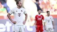 Ekspresi striker Bayern Munchen, Harry Kane usai timnya kalah 2-3 di markas Heidenheim dalam lanjutan Bundesliga 2023/2024, Sabtu (6/4/2024). (Tom Weller/dpa via AP)