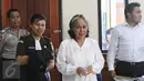 Terdakwa pembunuh Angeline, Margriet Megawe saat memasuki ruang sidang di Pengadilan Negeri Denpasar, Senin (11/1/2016). Kak Seto dihadirkan sebagai saksi ahli dalam bidang psikologi anak. (Liputan6.com/Angga Yuniar)