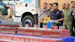 Direktur Jenderal Bea dan Cukai, Djaka Budhi Utama saat memberi keterangan terkait hasil penindakan rokok ilegal di Kantor Pusat DJBC, Jakarta, Selasa (9/6/2026). (merdeka.com/Arie Basuki)