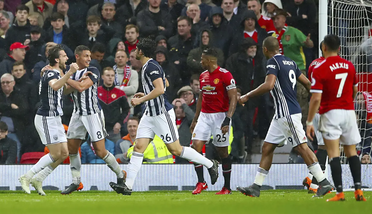 Para pemain West Bromwich Albion merayakan gol Jay Rodriguez (kiri) ke gawang Manchester United pada lanjutan Premier League di Old Trafford, Manchester,(15/4/2018). Manchester United kalah 0-1. (Nick Potts/PA via AP)