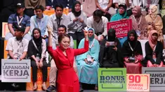 Penyanyi Rossa saat tampil menghibur peserta forum Indonesia Young Entrepreneur Summit 2018 di Ciputra Artpreneur World, Jakarta, Minggu (28/10). Rossa membawakan enam lagu andalannya. (Liputan6.com/Fery Pradolo)