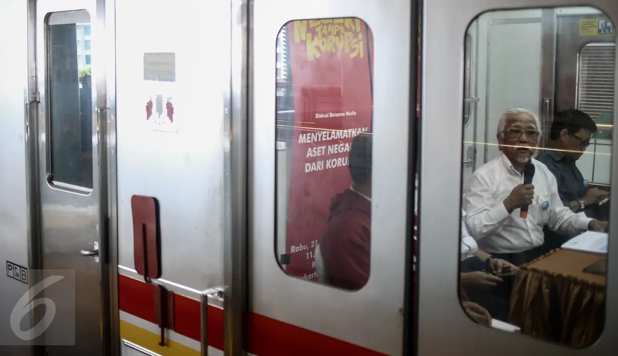 Doli Siregar, akademisi memberikan pemaparan saat menggelar diskusi peringatin hari anti korupsi di dalam KRL Jakarta-Bogor, Rabu (21/12). Diskusi tersebut bertemakan penyelamatan aset negara dari korupsi. (Liputan6.com/Faizal Fanani)
