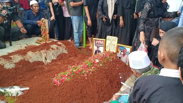 Jenazah Abdul Hamid alias Pak Ogah dikebumikan di TPU Jatirasa, Bekasi, Kamis (28/12/2022) Foto: Liputan6.com - M. Altaf Jauhar