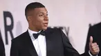 Penyerang PSG, Kylian Mbappe berpose untuk fotografer setibanya menghadiri AmfAR Cinema Against AIDS Benefit selama festival film internasional Cannes ke-75 di Hotel du Cap-Eden-Roc, Cap d'Antibes, Prancis selatan, Kamis (26/5/2022). Mbappe tampil mengenakan jas hitam berdasi kupu-kupu. (AP Photo/Vianney Le Caer)