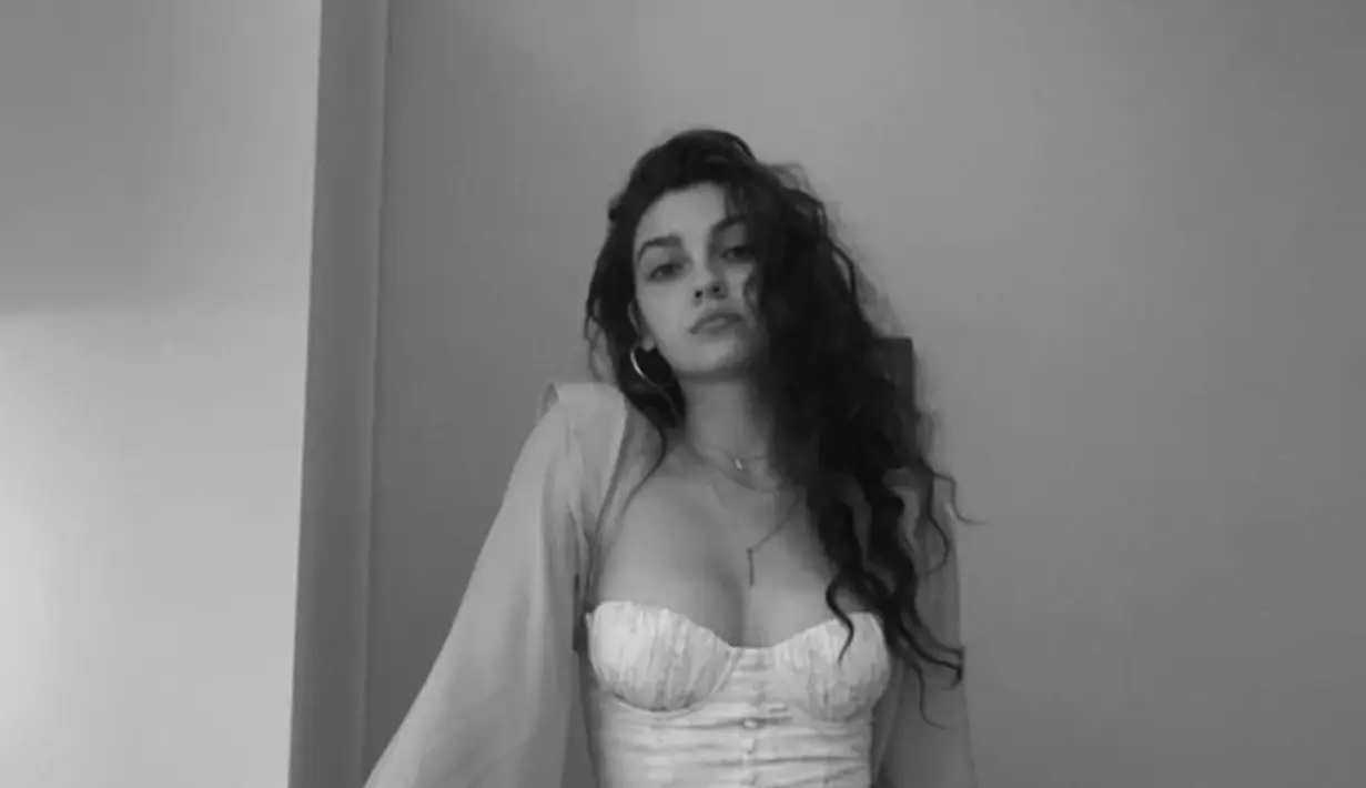 Dengan messy look, Emily Carey kembali menunjukkan pesona misteriusnya. Mengenakan sweetheart dress dengan potongan puffy sleeve yang membuatnya terlihat feminin. (instagram/theemilycarey)