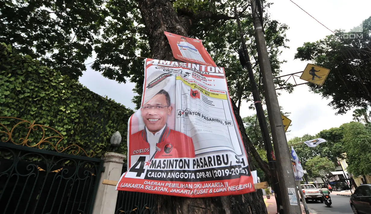 Alat peraga kampanye (APK) calon anggota legislatif (caleg) menghiasi pepohonan yang berada di pinggir jalan, Jakarta, Rabu (20/3). Pemasangan APK caleg tersebut juga dapat merusak pepohonan serta lingkungan. (merdeka.com/Iqbal Nugroho)