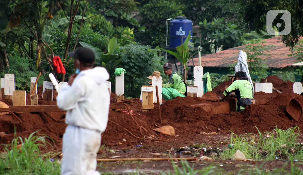 Pekerja menyiapkan makam jenazah terduga terinfeksi COVID-19 di TPU Pondok Ranggon, Jakarta, Jumat (8/5/2020). Lahan khusus pemakaman korban COVID-19 yang berlokasi di blok AA-1 sudah penuh sehingga pemakaman jenazah baru dilakukan di lahan sekitar BLAD 115. (Liputan6.com/Helmi Fithriansyah)