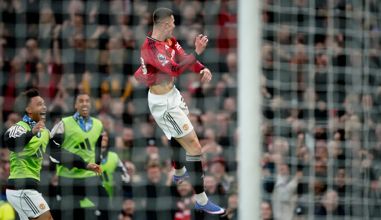 Benjamin Sesko melakukan selebrasi bersama rekanannya usai menjadi pahlawan kemenangan Manchester United saat melawan Fulham di Old Trafford, Minggu (1/2/2026) malam WIB. (AP Photo/Dave Thompson)