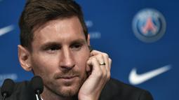 Pemain baru Paris Saint-Germain (PSG), Lionel Messi selama pers konferensi di stadion Parc des Princes di Paris, Rabu (11/8/2021). Messi dikontrak oleh PSG selama dua tahun dengan opsi perpanjangan setahun di klub kaya Paris itu. (STEPHANE DE SAKUTIN/AFP)