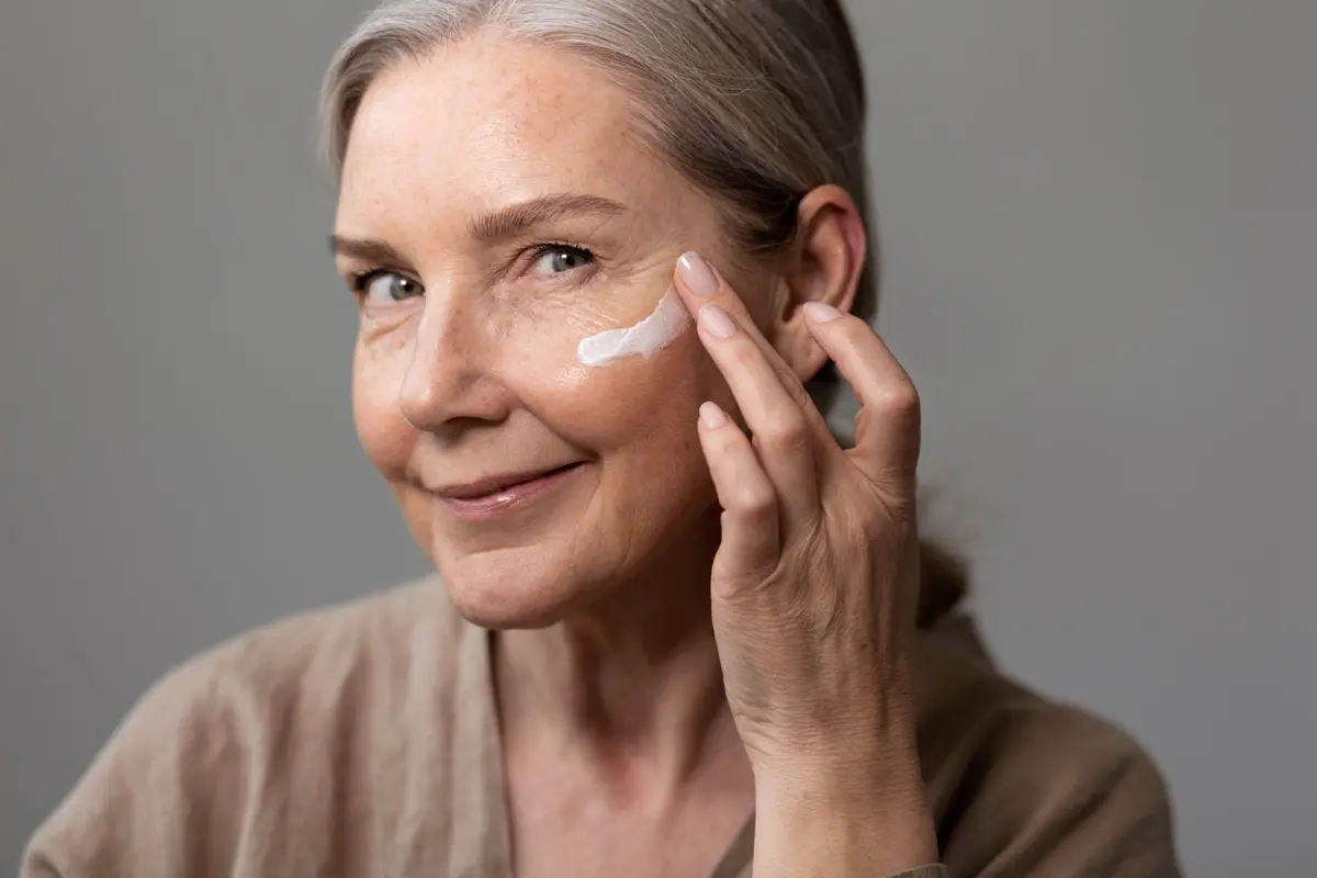 Kenali 6 Tips Aplikasi Basic Skincare untuk Usia 40-an agar Awet Muda (photo by freepik.com)