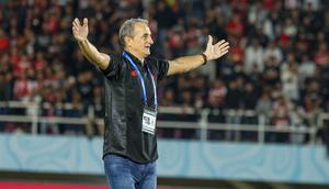 Pelatih Persis Solo, Milomir Seslija, mulai mendapatkan tawaran dan godaan dari klub lainnya. Namun, juru taktik asal Bosnia-Herzegovina itu masih memprioritaskan bertahan bersama Laskar Sambernyawa. (Bola.com/Radifa Arsa)&nbsp;&nbsp;&nbsp;