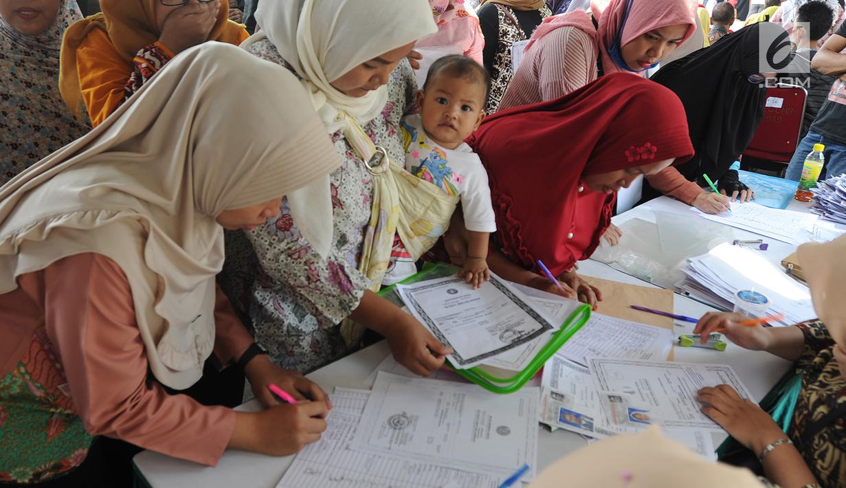 Para ibu mengurus pembuatan Kartu Identitas Anak (KIA) yang digelar Disdukcapik Kota Depok di Kantor Kecamatan Cinere, Depok, Jawa barat, Rabu (2/10/2019). Ratusan emak-emak menyerbu pelayanan gratis ini sebagai syarat administrasi anak masuk tahun ajaran baru. (merdeka.com/Arie Basuki)
