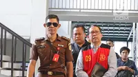 Mantan pelaksana tugas (Plt) Ketua Umum PSSI Joko Driyono menuju ruang sidang di Pengadilan Negeri Jakarta Selatan, Jakarta, Selasa (28/5/2019). Sidang lanjutan Joko Driyono dengan agenda mendengarkan keterangan 4 saksi ahli dan 3 saksi fakta.  (Liputan6.com/Herman Zakharia)