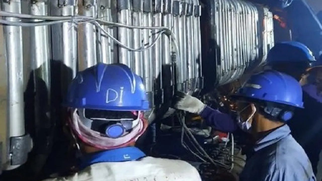 Petugas PLN memperbaiki kerusakan Boiler
