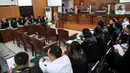 Saksi kasus pembunuhan berencana Brigadir Yosua Hutabarat atau Brigadir J, Putri Chandrawathi (tengah) bersiap menjalani sidang lanjutan dengan terdakwa Richard Eliezer, Ricky Rizal, dan Kuat Ma'ruf di Pengadilan Negeri Jakarta Selatan, Jakarta, Senin (12/12/2022). Sidang itu beragenda mendengarkan keterangan saksi Putri Chandrawathi yang juga merupakan terdakwa dalam kasus yang sama. (Liputan6.com/Johan Tallo)