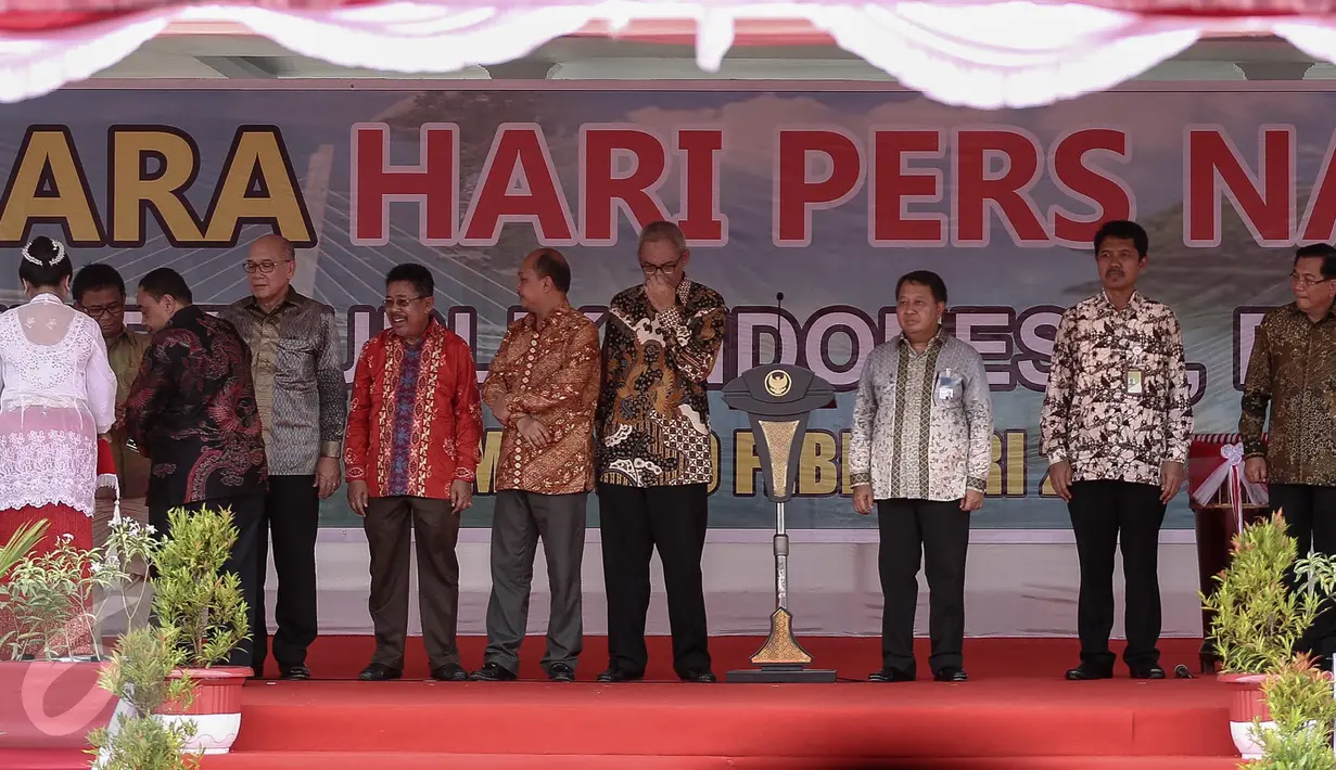 Ketua PWI Margiono memberikan penghargaan kepada tokoh pemilik perusahaan media pada acara puncak Hari Pers Nasional (HPN) 2017 di Ambon, Kamis (9/2). Presiden Jokowi hadir pada puncak HPN yang digelar sejak 5 Februari kemarin (Liputan6.com/Faizal Fanani)