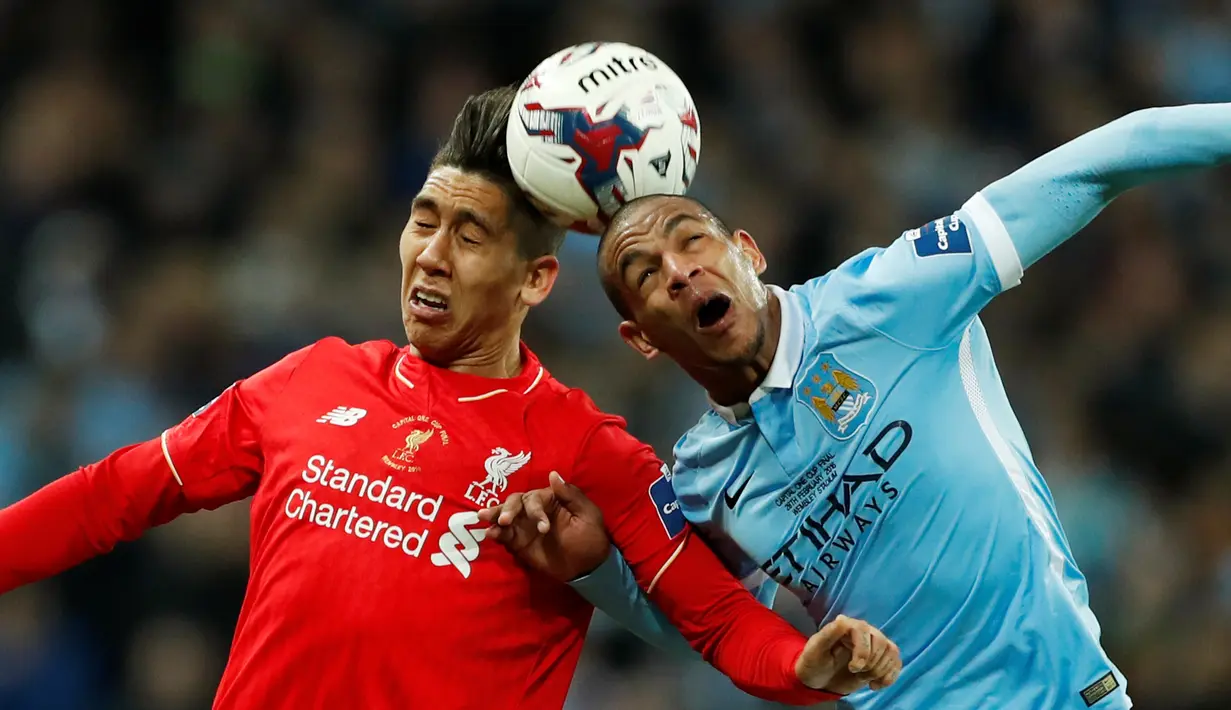 Duel antara pemain Manchester City, Fernando (kanan), dan pemain Liverpool, Roberto Firmino, di final Piala Liga Inggris di Stadion Wembley, London, Senin (29/2/2016) dini hari WIB. (Action Images via Reuters/John Sibley)