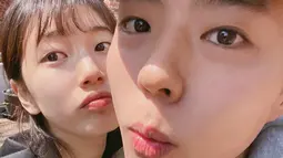 Selfie menggemaskan lainnya dari Suzy dan Park Bo Gum. Wajah keduanya disebut sangat mirip. Setuju?