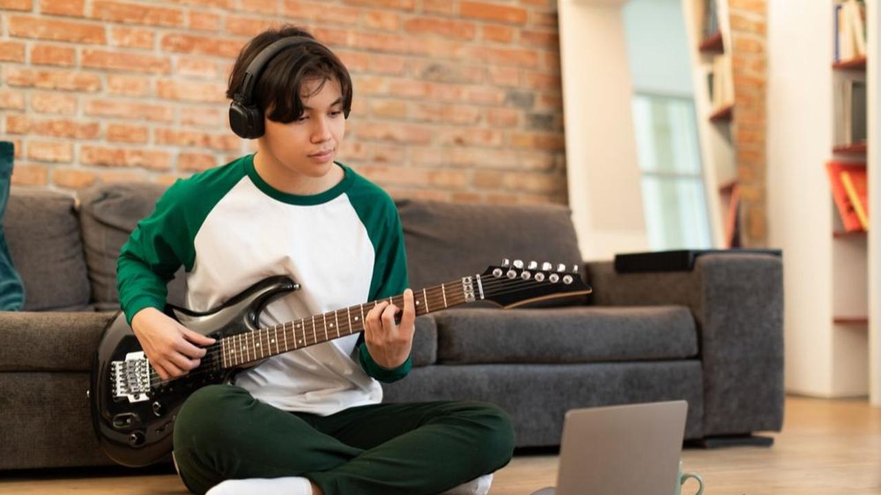 Rajin Upload Konten Video yang Menunjukkan Skill Musik Kamu
