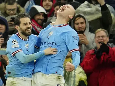 Manchester City sukses membungkam Bayern Munchen dengan skor telak 3-0 pada laga leg pertama babak perempatfinal Liga Champions 2022/2023 di Etihad Stadium, Rabu (12/4/2023) dini hari WIB. Tiga gol The Citizens masing-masing disumbangkan oleh Rodri pada menit ke-27, Bernardo Silva (70') dan Erling Haaland (76'). Dengan tambahan satu gol, Erling Halaand hingga kini telah mencetak total 45 gol di semua kompetisi musim ini dan mencatat rekor sebagai pemain tertajam Premier League di semua ajang dalam satu musim kompetisi. (AP Photo/Jon Super)