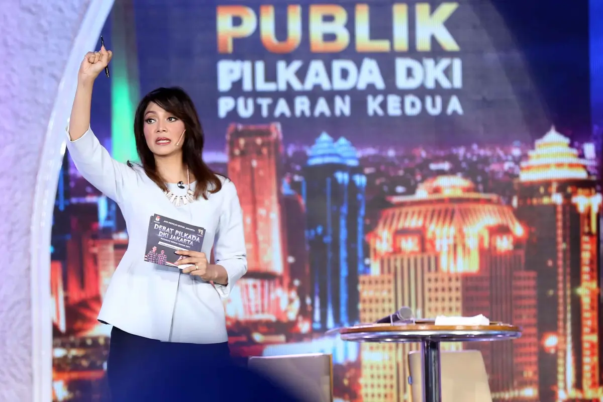 Ira Koesno kembali menjadi moderator Debat Pilkada DKI 2017 yang berlangsung pada 12 April 2017. (Nurwahyunan/Bintang.com) 