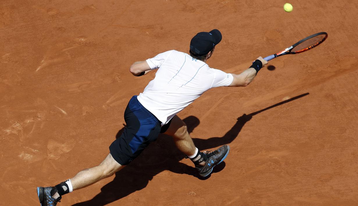 Petenis asal Inggris, Andy Murray, saat pertandingan melawan petenis Slovakia, Martin Klizan pada babak kedua Prancis Terbuka di Stadion Roland Garros, (01/06/2017). Murray menang dengan 6-7, 6-2, 6-2, 7-6.(EPA/Etienne Laurent)