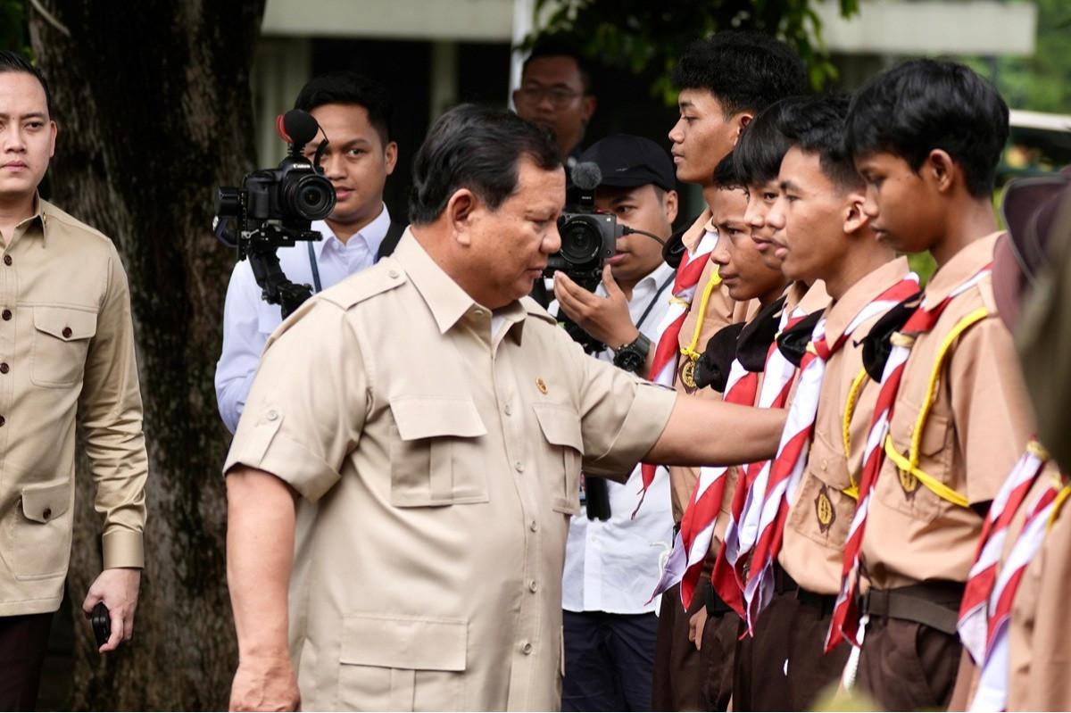 Presiden Prabowo Subianto didampingi Menteri Sosial Gus Ipul dan Wamenso Agus Jabo Priyono meninjau Sekolah Rakyat Menengah Atas (SRMA) 10 Jakarta Selatan
