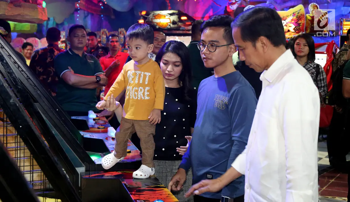 Cucu Presiden Jokowi, Jan Ethes Srinarendra ditemani Selvi Ananda dan Gibran Rakabuming bermain basket di Sun Plaza Medan, Sumatera Utara, Jumat (24/11). Ditengah kesibukannya Jokowi menyempatkan diri bermain dengan cucu. (Liputan6.com/Johan Tallo)