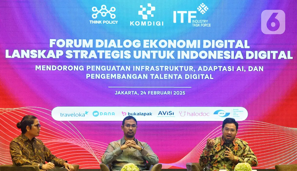 Syarif Hidayatullah dari ITF, Digital Government Principal Think Policy, Prasetya Dwicahya dan Ketua Bidang Hubungan Pemerintah Asosiasi Video Streaming Indonesia (AVISI), Hafil Naufal Rahman (dari ke kanan) saat Forum Dialog Ekonomi Digital Lanskap Strategis untuk Indonesia Digital di Jakarta, Senin (24/2/2025). (Liputan6.com/Angga Yuniar)