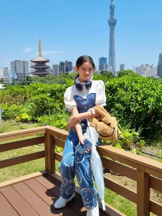 "Anakku mirip bgt sama emaknya , mpe headphones aja musti sama 😂😂 ( umur segini udah mgurusin ibunya bgt kalo ibunya capek atau pulang dari dapil 🤗 , perhatian bgt duuhh bersyukur bgt punya mikha )," tulis Nafa Urbach. [Instagram/nafaurbach]