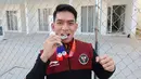 Kontingen Indonesia berhasil meraih medali pertama berupa perak di SEA Games 2023 melalui cabang olahraga Kun Bokator, cabor bela diri tradisional asli Kamboja. Adalah Alfadhila Ramadhan, atlet asal Depok berstatus mahasiswa UMJ yang menyumbang medali perak tersebut di nomor Men's Spirit Form usai menyelesaikan nomor final di Chroy Changvar Convention Center, Phnom Penh, Kamboja, Kamis (4/5/2023). (Bola.com/Abdul Aziz)