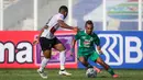 Penyerang PSS, Irfan Jaya (kanan) berusaha melewati bek Madura United, Dodi Alekvan saat laga pekan keempat BRI Liga 1 2021/2022 di Stadion Madya, Jakarta, Sabtu (25/09/2021). (Bola.com/Bagaskara Lazuardi)