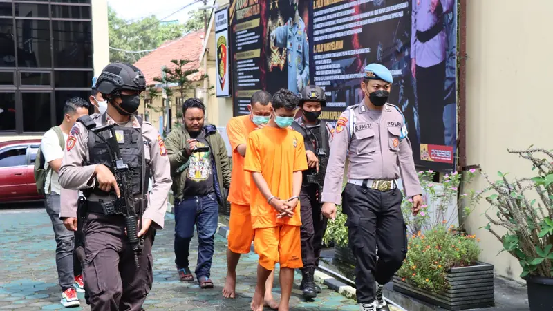 2 terdakwa yang dituntut hukuman mati saat digelandang polisi.