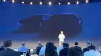 Chief Officer Divisi EV dan sistem digital Ford, Doug Field memaparkan rencana SUV listrik tiga baris Ford pada Mei 2023. (Ford)