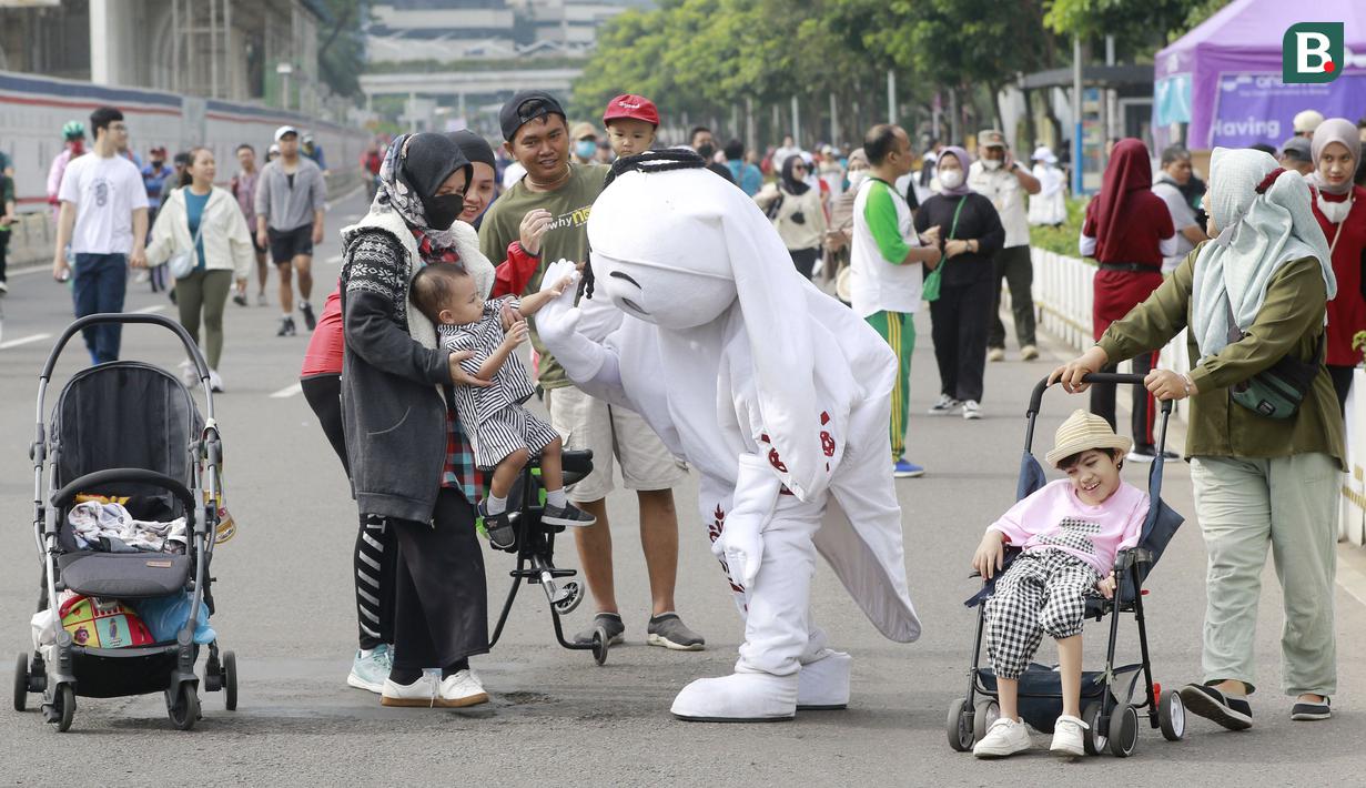 Kehadiran La'eeb si maskot Piala Dunia 2022 langsung mencuri perhatian terutama bagi anak-anak. (Bola.com/M iqbal Ichsan)