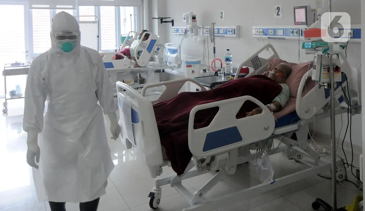 Paramedis saat merawat pasien COVID-19 di Ruang ICU RSUD Kota Bogor, Jawa Barat, Jumat (18/6/2021). Kepedulian paramedis terhadap pasien tetap mereka lakukan walau jumlah pasien COVID-19 terus bertambah. (merdeka.com/Arie Basuki)