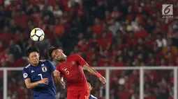 Pemain depan Timnas Indonesia U-19, Saddil Ramdani (kanan) berebut bola dengan pemain Jepang, Hiroki Ito pada perempat final Piala AFC U-19 2018 di Stadion GBK, Jakarta, Minggu (28/10). Indonesia kalah 0-2. (Liputan6.com/Helmi Fithriansyah)