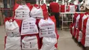 Sejumlah bantuan paket sembako dari Presiden Joko Widodo di Tangerang, Sabtu (9/6/2020).  Ribuan paket sembako tersebut akan didistribusikan kepada warga kurang mampu di wilayah Bodetabek guna mengurangi beban ekonomi mereka di tengah pandemi COVID-19. (Liputan6.com/Angga Yuniar)