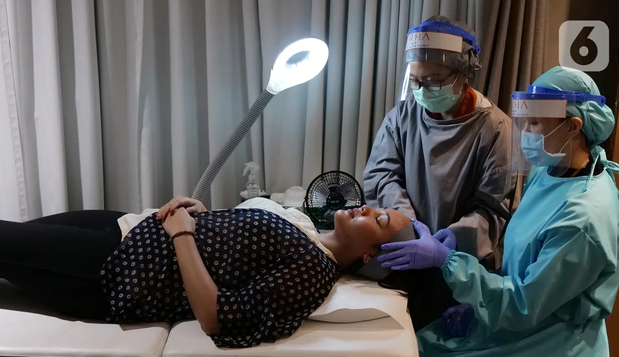 Dokter sedang melakukan perawatan wajah ke pasien di klinik kecantikan ERHA, Jakarta, Jumat (19/06/2020). Perawatan wajah dengan protokol kesehatan tetap menjadi prioritas klinik kecantikan di era new normal saat pandemi COVID-19. (Liputan6.com/Herman Zakharia)