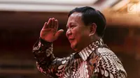 Ketua Umum Partai Gerindra Prabowo Subianto memberi hormat saat menghadiri Kongres V PDIP di Bali, Kamis (8/8/2019). Kedatangan Prabowo cukup bikin heboh peserta Kongres PDIP. (Liputan6.com/JohanTallo)