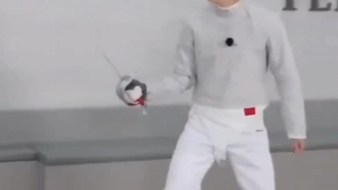Potret Jin BTS Pakai Kostum Anggar, Visualnya Gantengnya Bikin Kepincut