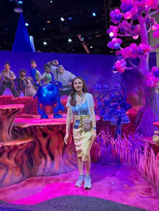 Tampil stylish dengan outfit santai, gaya Syifa Hadju selama liburan di Amerika Serikat ini pun menuai banyak pujian. (Instagram/syifahadjureal).